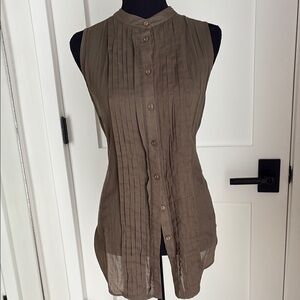 Women's Sleeveless Button-Up Top